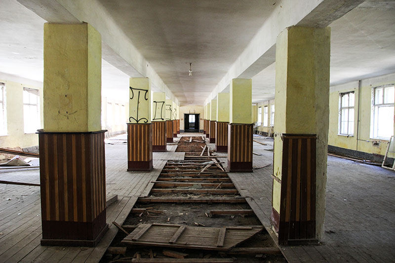 property-condition A commercial building that has fallen into disrepair.