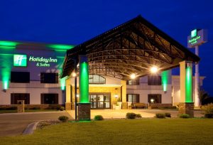 The exterior of a Holiday Inn & Suites at night.